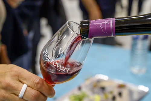 fête du vin primeur 2019 vin primeur rouge cave cooperative petra viridis servi dans un verre AOP pierrevert et apéritif dinatoire