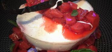 Panna Cotta à la crème d’amande & fraises, tartare de fraises confites au vin de Pierrevert