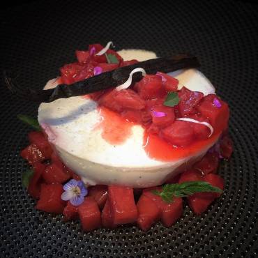 Panna Cotta à la crème d’amande & fraises, tartare de fraises confites au vin de Pierrevert